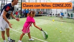 Monitor dando instrucciones de pádel a niños