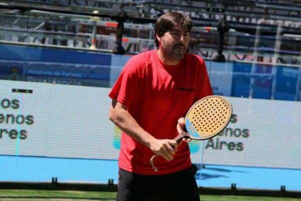 Cristian Gutiérrez con una de las Palas de Padel más Antiguas