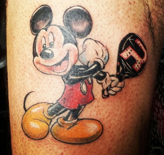 Tatuaje Mickey Mouse jugando padel