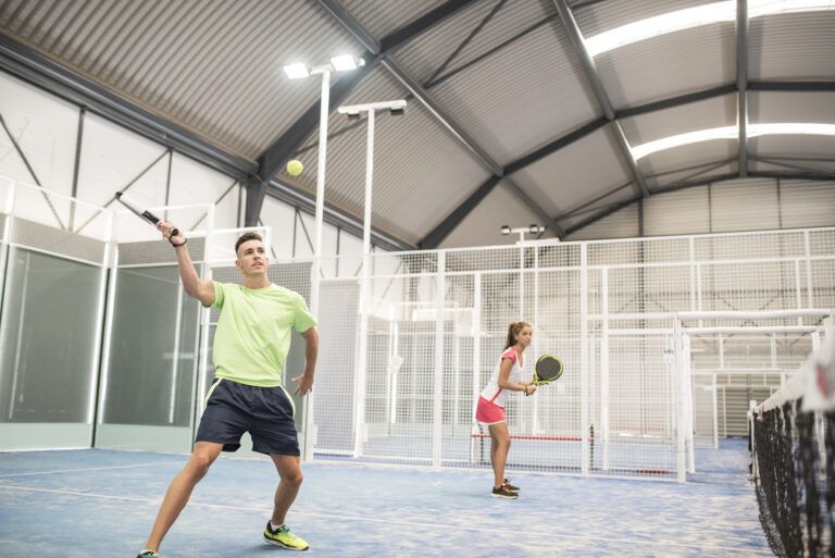 Beneficios de jugar al pádel si eres adulto