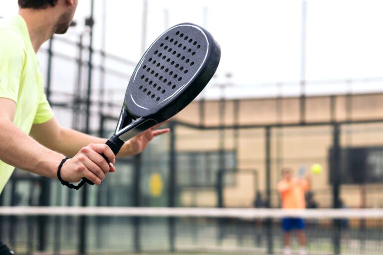 Cómo elegir la mejor pala de pádel si eres jugador intermedio: consejos clave para mejorar tu juego