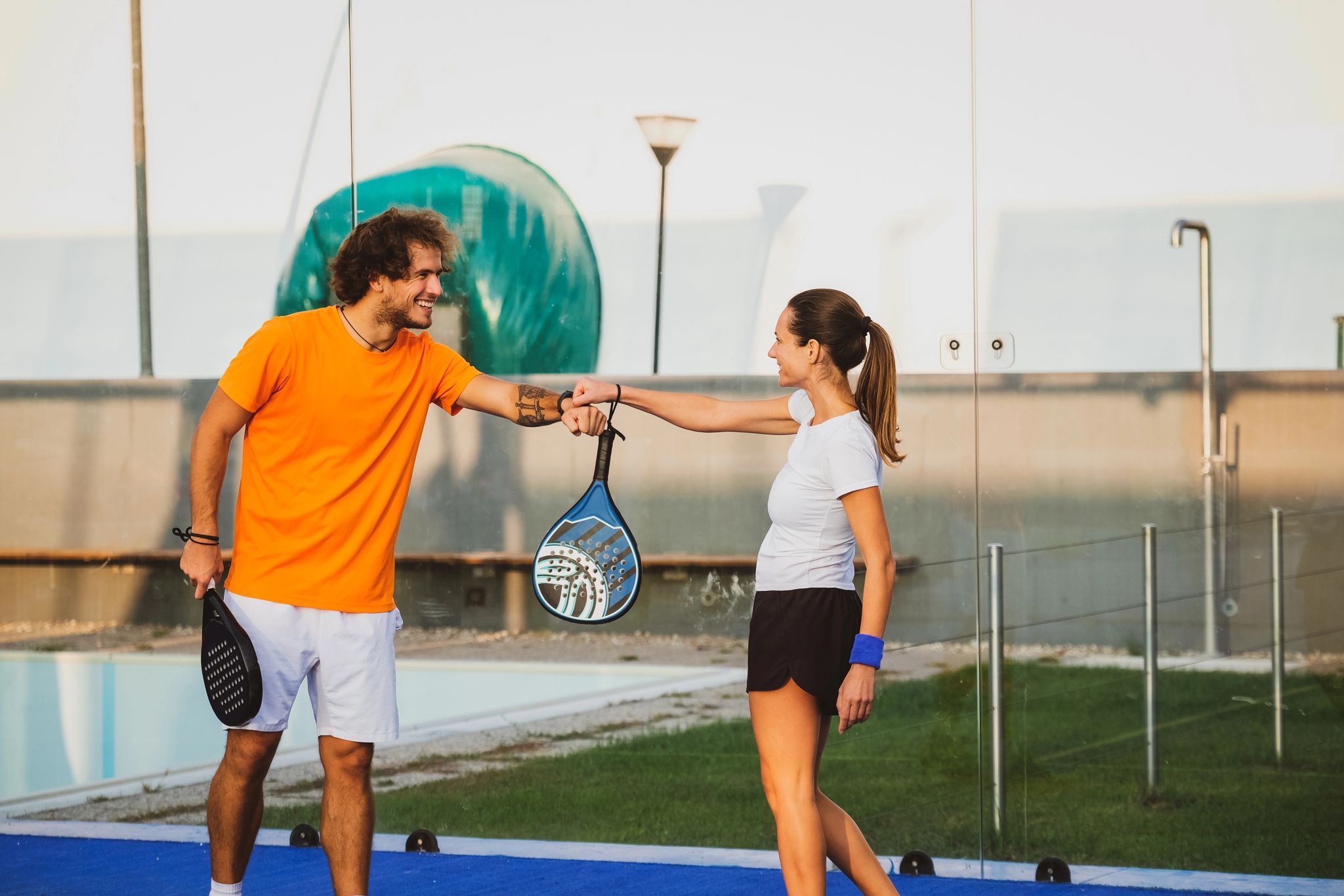 ¿Juegas mejor con amigos o con desconocidos? El rol de la química en la pista