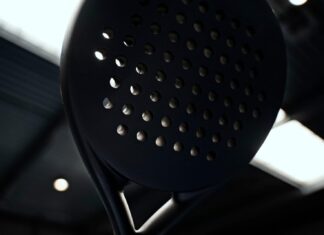 Lidl pone la pala de carbono al alcance del jugador medio por 59,99 euros lidl pala de padel de carbono
